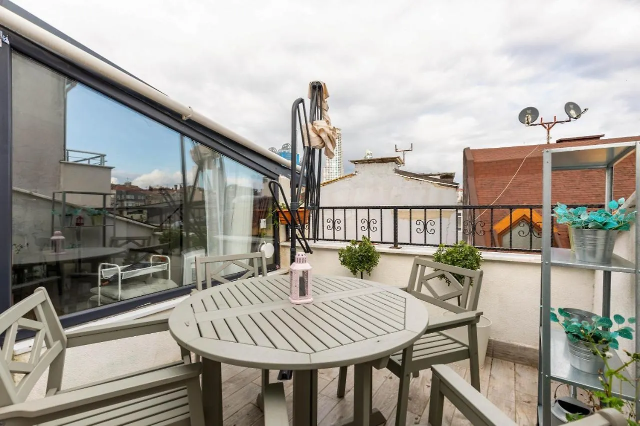 Exquisite Flat With Terrace In Nisantasi location